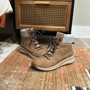 Fleece lined fashion boots